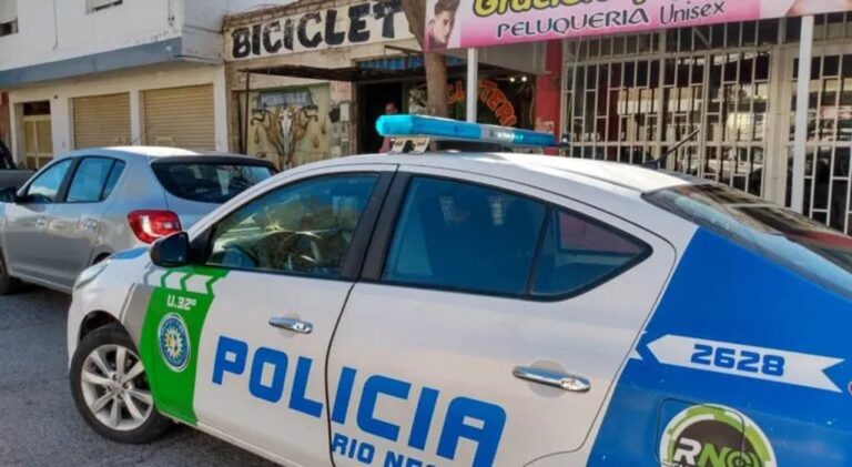 Ilustración de ambulancia y cinta policial representando un hecho de violencia en la vía pública.