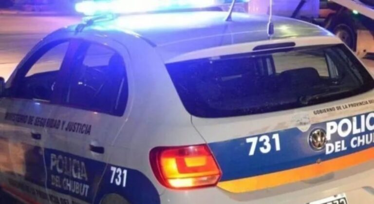 Policía en la zona de las cinco esquinas en Puerto Madryn tras el apuñalamiento
