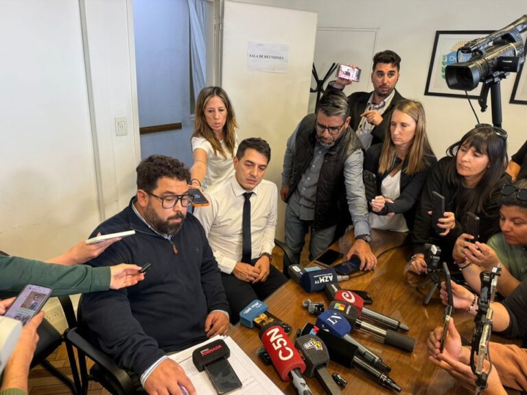 Fiscales Facundo Oribones y Cristian Olazábal durante conferencia de prensa en Comodoro Rivadavia.