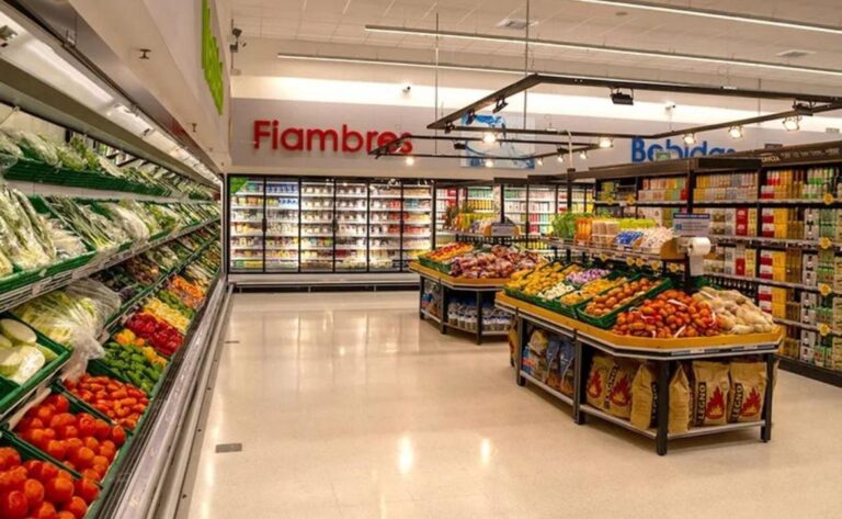 Fachada de un supermercado La Anónima en la Patagonia