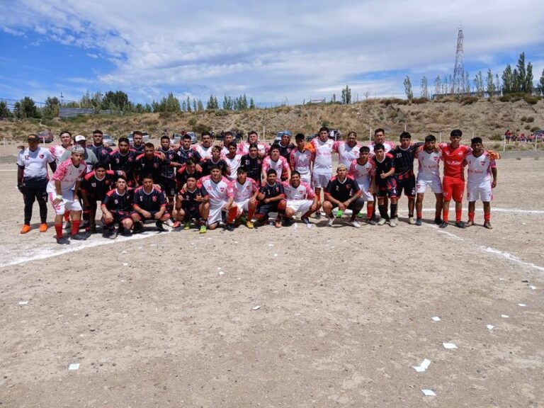 Partido de la Liga de los Barrios de Comodoro Rivadavia en desarrollo, con jugadores en la cancha.