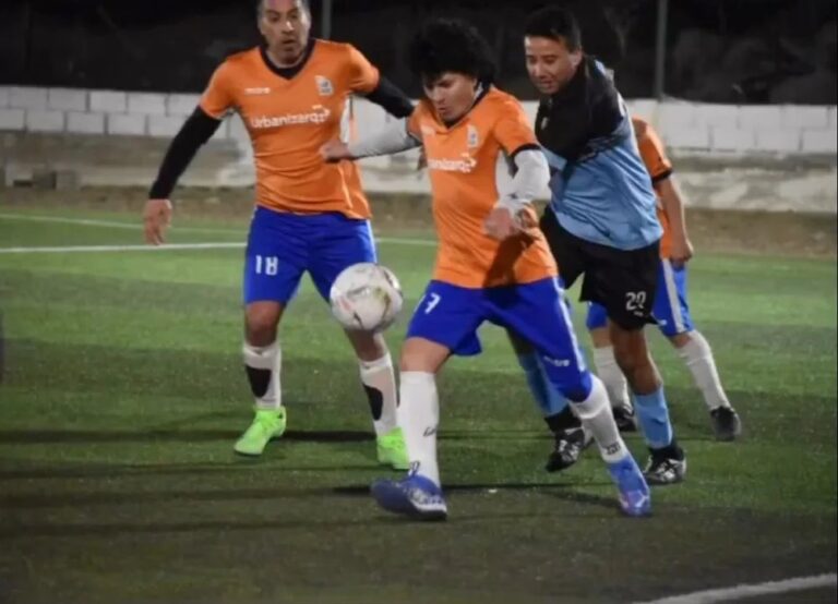 Logotipo de la Liga de Fútbol de Comodoro Rivadavia junto a un balón de fútbol, representando el Torneo Senior.