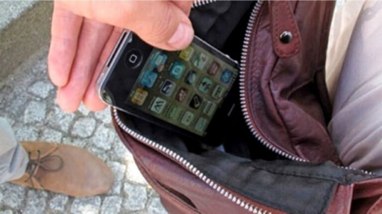 Persona marcando *910 en un teléfono para bloquear un celular robado o perdido