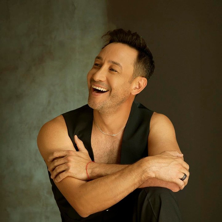 Luciano Pereyra durante una presentación en vivo, con el logo de su gira 