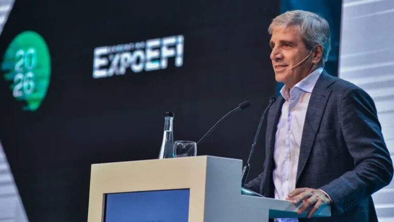 Luis Caputo durante su exposición en la Expo EFI, con gráficos de proyecciones energéticas de Vaca Muerta