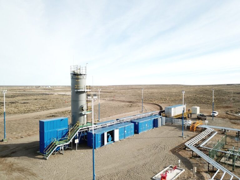 Instalaciones petroleras en el yacimiento Manantiales Behr, provincia de Chubut.