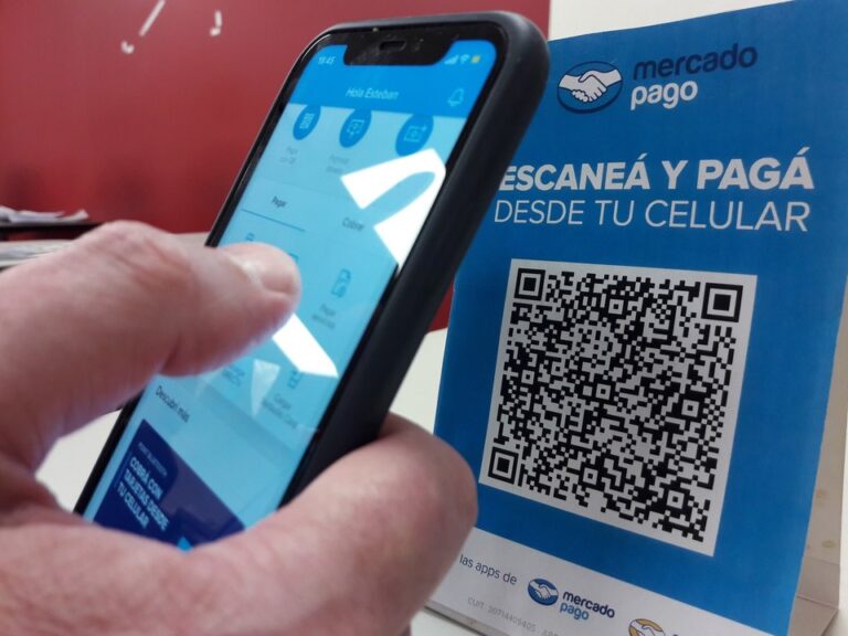 Pantalla de celular mostrando la aplicación de Mercado Pago con el logo de la campaña de cuotas sin interés