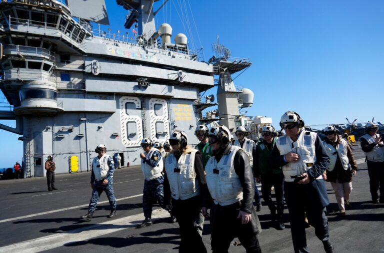 Presidente Javier Milei con casco y chaleco a bordo del portaaviones USS Nimitz