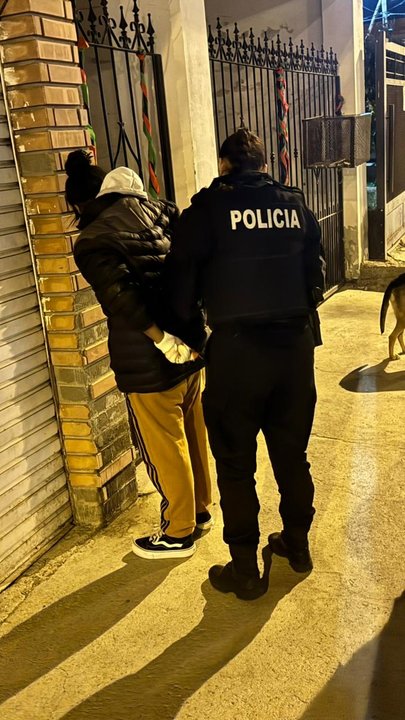 Bolsas de papas en la vereda, alusivo al robo frustrado en Comodoro Rivadavia
