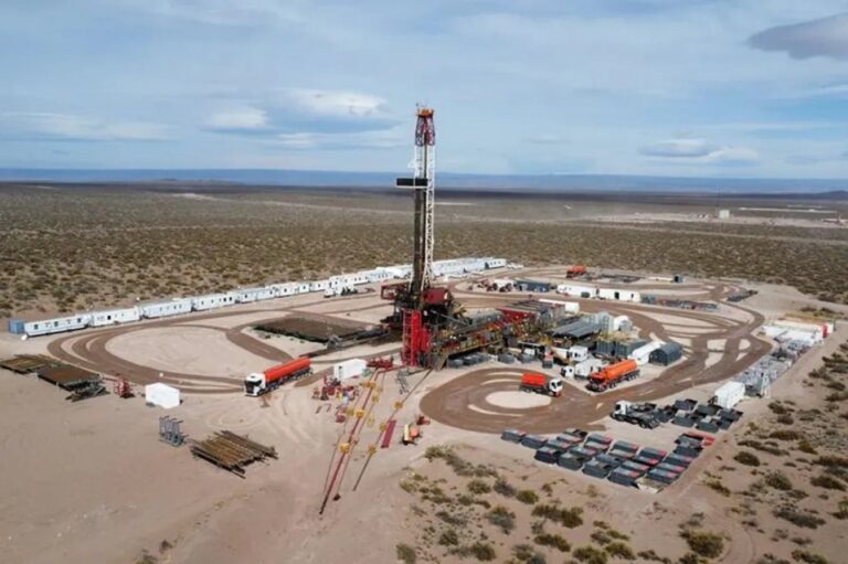 Vista de un yacimiento petrolero en Vaca Muerta, Neuquén