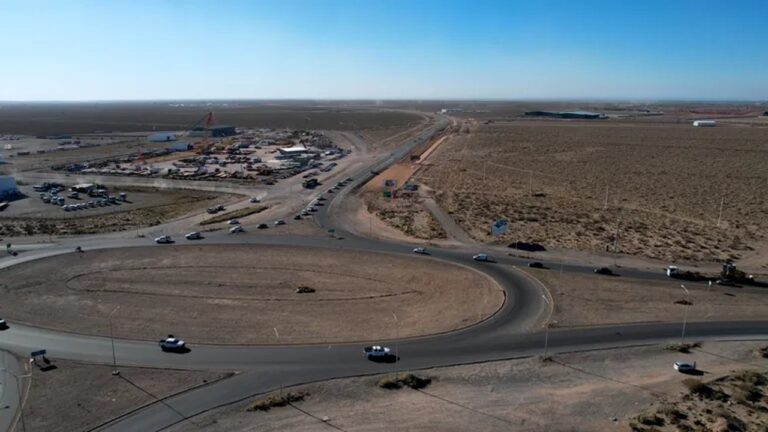 Ruta provincial en Neuquén con cartelería vial y paisaje patagónico