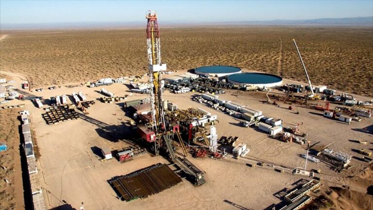 Instalaciones de producción de gas y petróleo en la formación Vaca Muerta, Neuquén.