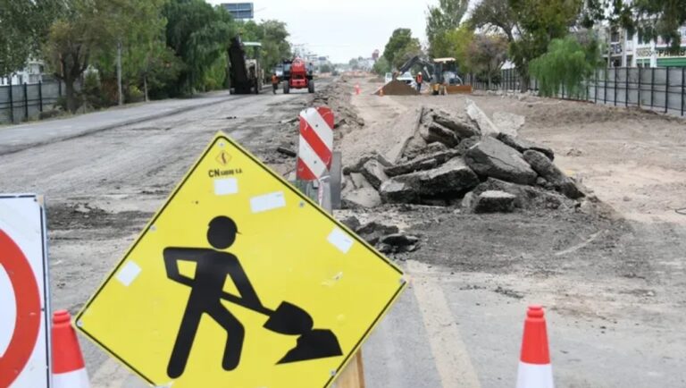 Señalética y autos en una calle de Neuquén, representando el sistema de estacionamiento medido modificado.