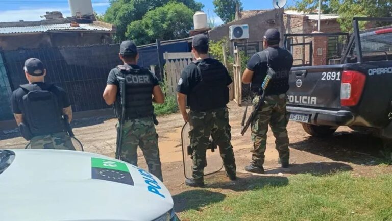 Imagen ilustrativa de un operativo policial nocturno con efectivos y vehículos en la vía pública