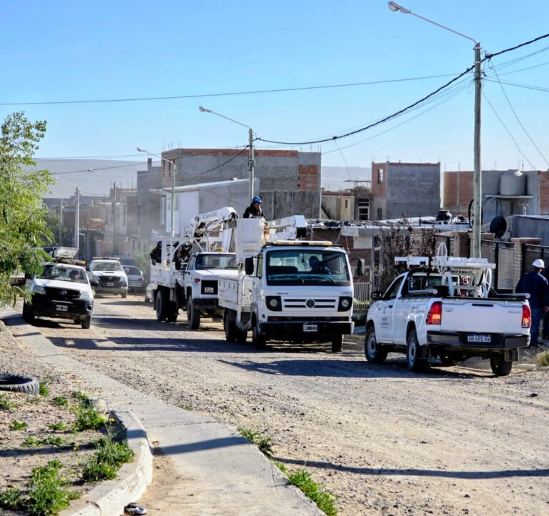 Personal de Servicoop y fuerzas de seguridad durante un operativo de control de conexiones eléctricas en un barrio de Puerto Madryn.