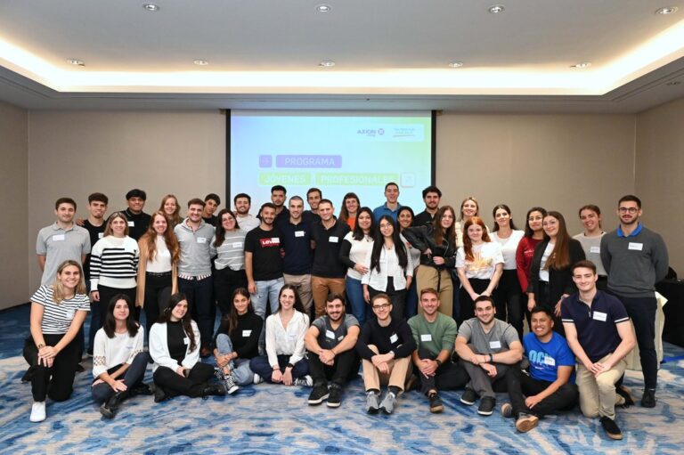 Jóvenes profesionales en una instalación de Pan American Energy