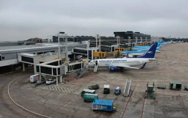 Trabajadores del Servicio Meteorológico Nacional en protesta frente a la sede del organismo