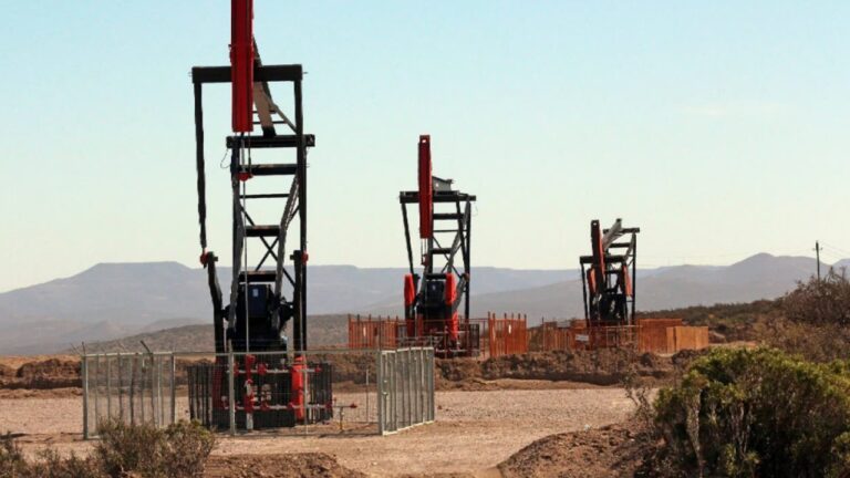 Vista del yacimiento Manantiales Behr en Chubut, con equipos de perforación petrolera