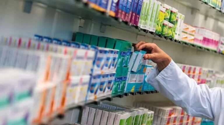 Ilustración de medicamentos esenciales y un centro de salud, representando el Plan Remediar.