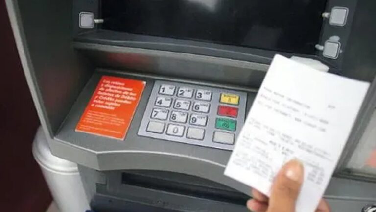 Persona usando un cajero automático en Chubut, sin imprimir ticket