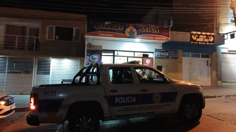 Ilustración de una balanza de la justicia sobre un mapa de la provincia de Chubut.