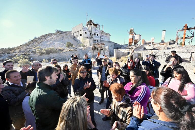 Gobernador Ignacio Torres junto a vecinos y autoridades en el inicio de las tareas de demolición de la calera en Trelew.