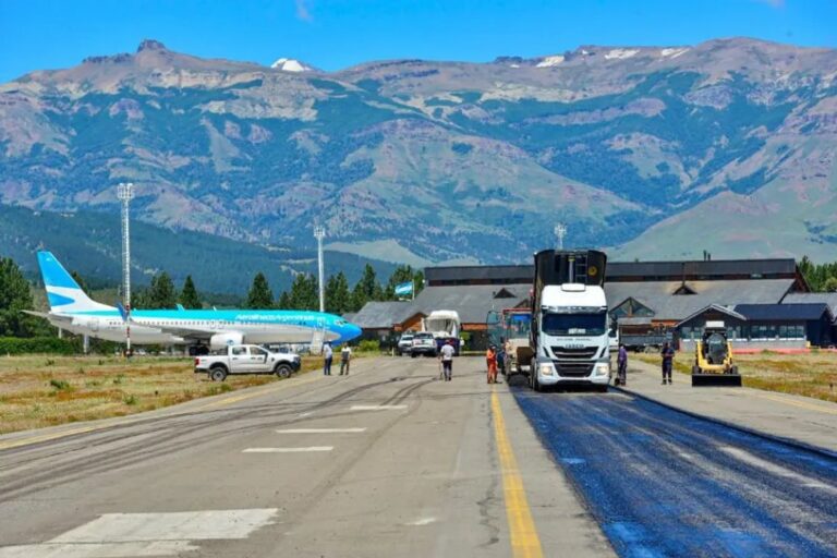 Maquinaria vial realizando tareas de mantenimiento en una ruta de montaña con nieve.