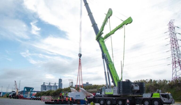 Operación de descarga de carga de proyecto en el muelle de Puerto Quequén.