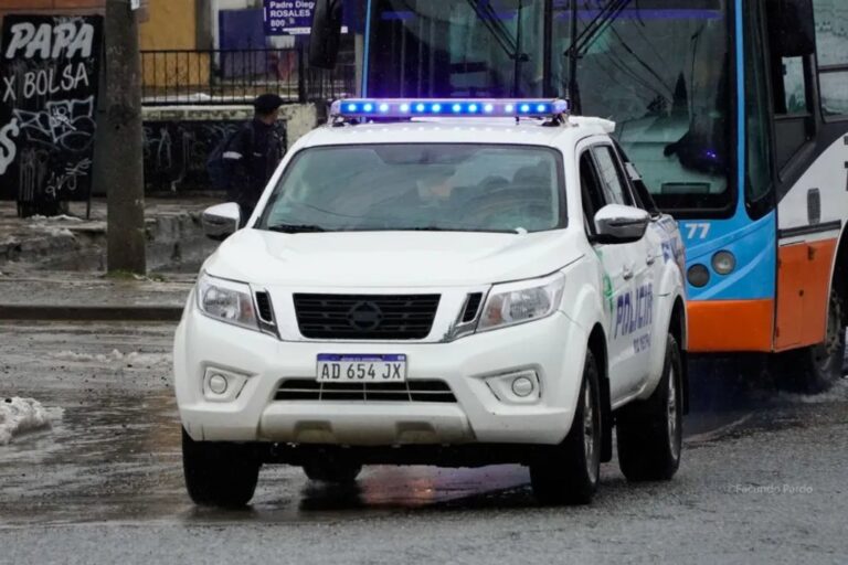 Efectivos policiales y de salud en procedimiento de emergencia (imagen referencial)