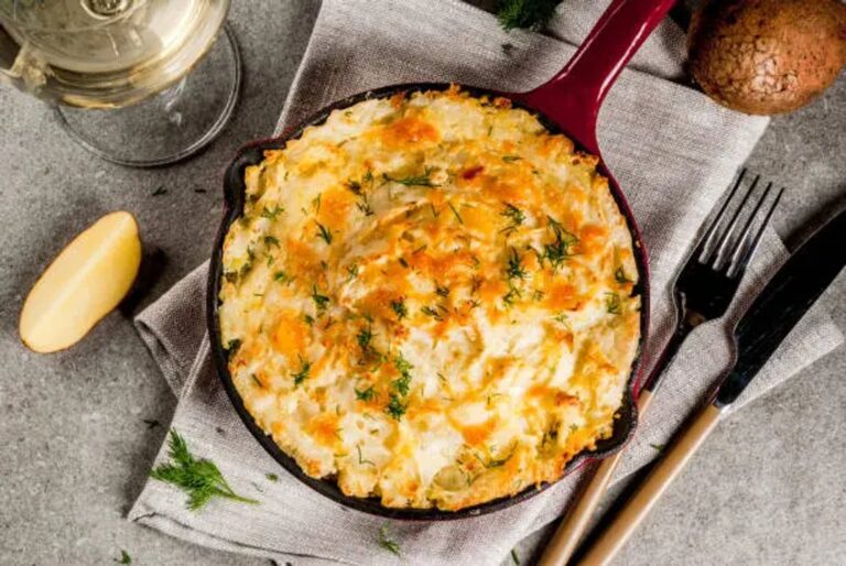 Porción de pastel de coliflor y pollo gratinado, servido en un plato.