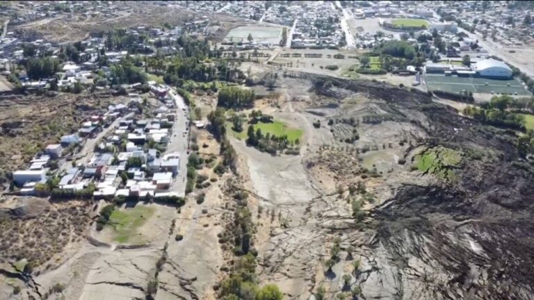 Operarios y maquinaria trabajando en la ladera alta del cerro Hermitte, Comodoro Rivadavia.