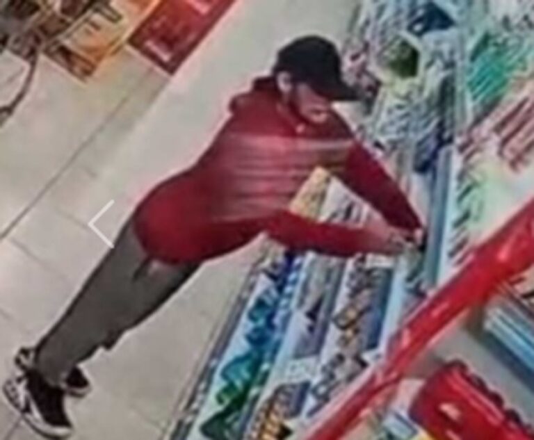 Cámaras de seguridad de un autoservicio en Trelew registran a un hombre con productos ocultos en su pantalón