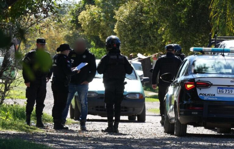 Policía frente a una escuela en Santa Fe durante un operativo por amenaza falsa