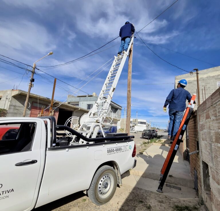 Personal de Servicoop realizando inspección de redes eléctricas en la vía pública