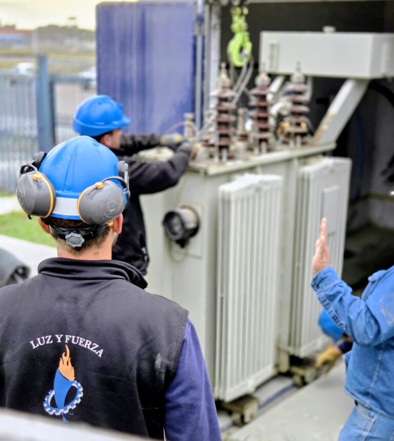Técnicos de Servicoop realizando trabajos en una instalación eléctrica industrial.
