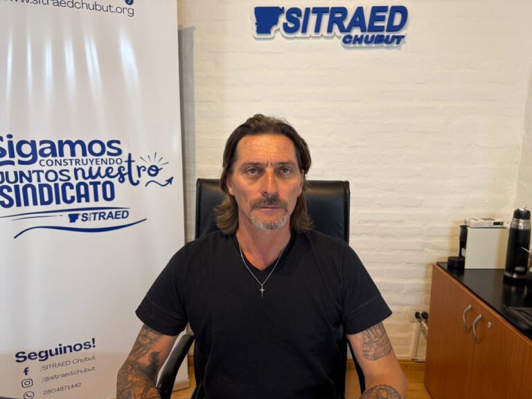 Guillermo Spina, secretario general de SITRAED, y José Luis Punta, ministro de Educación de Chubut, en reunión de trabajo.