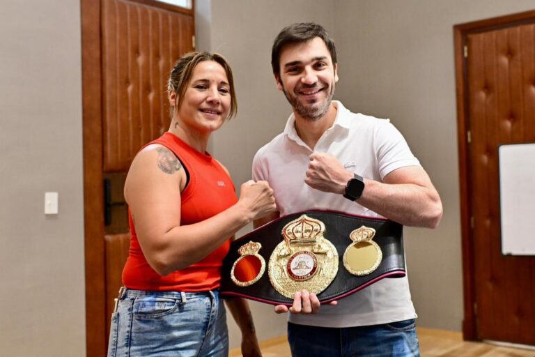 Soledad Matthysse, campeona mundial de boxeo, posa con su cinturón en Chubut.