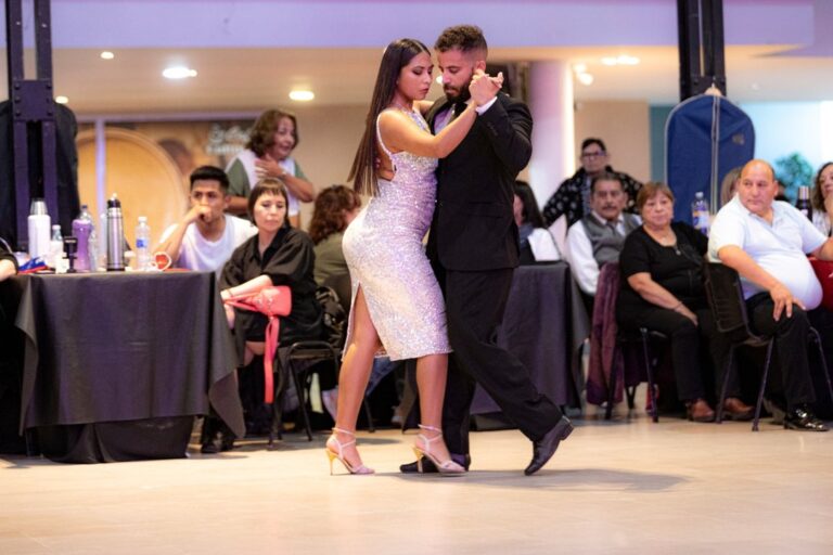 Bailarines de tango en escenario durante el Festival Vientos de Tango en Comodoro Rivadavia