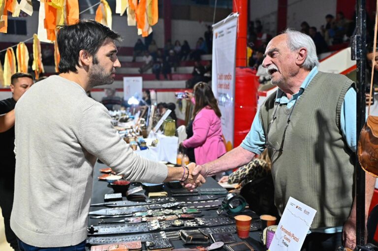 Multitud participa del sorteo número 1000 del Telebingo Chubutense en el gimnasio del Club Racing de Trelew.