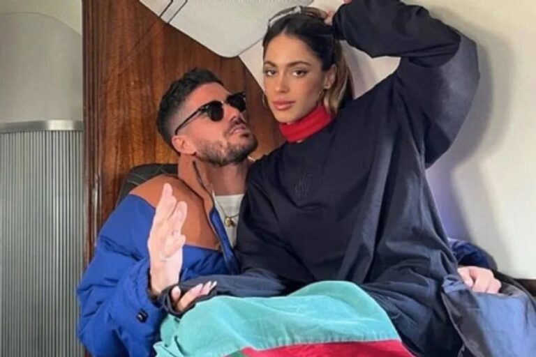 Tini Stoessel durante su presentación en Tucumán, hablando al público.