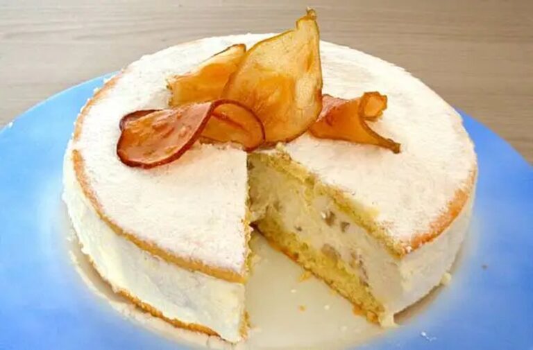 Torta de ricota casera recién horneada, servida en un plato blanco