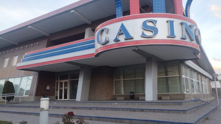 Trabajadores del Casino de Esquel en una reunión informativa sobre la situación laboral.
