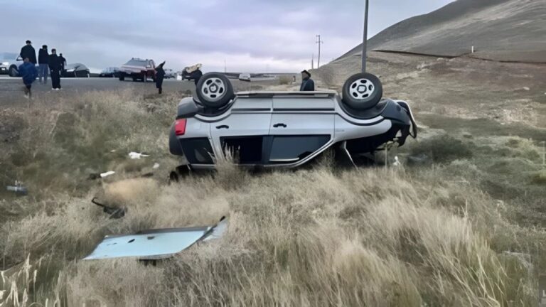 Vehículo volcado en la Ruta Nacional 40, cerca de 28 de Noviembre, con equipos de emergencia en el lugar