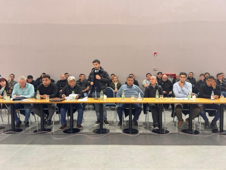 Gobernador Ignacio Torres firma traspaso de Manantiales Behr a PECOM en Comodoro