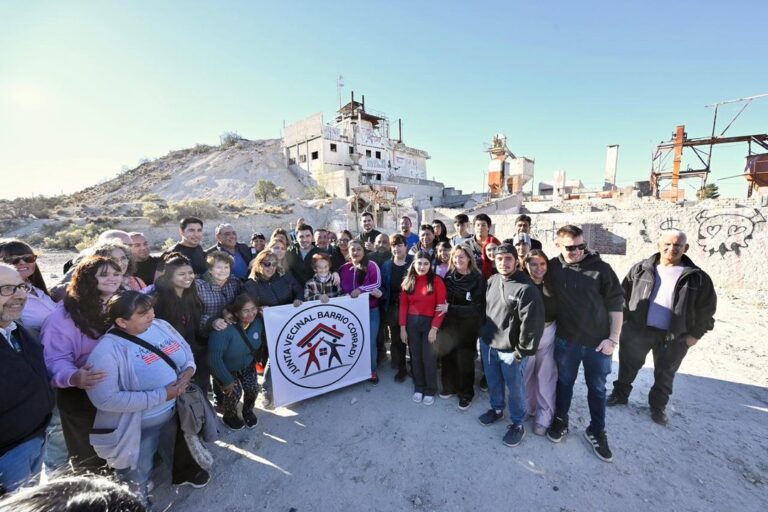 Autoridades y vecinos en el inicio de la demolición de la calera histórica en Trelew, Chubut.