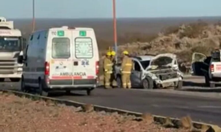 Vehículos dañados tras el choque en la Ruta 151 en Catriel