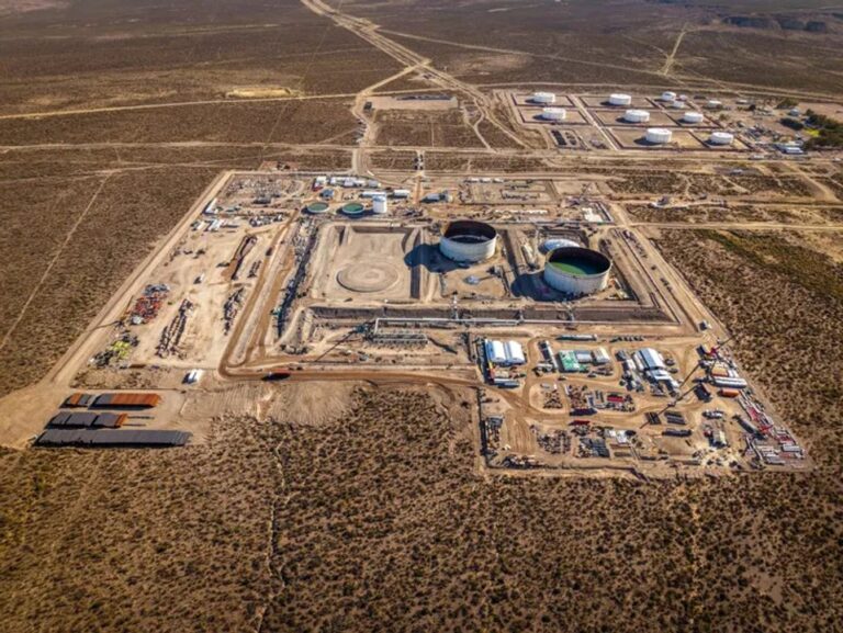 Operaciones de fractura hidráulica en la formación Vaca Muerta, Neuquén.