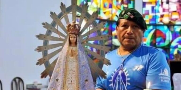 Jorge Palacios, veterano de guerra de Comodoro Rivadavia, junto a una imagen de la Virgen Malvinera.