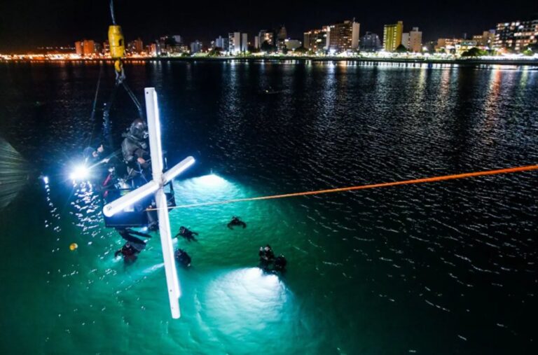 Buzos y participantes durante el Vía Crucis Submarino en el muelle de Puerto Madryn, Chubut.
