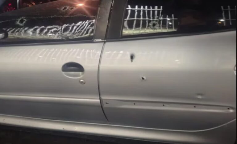 Fotografía de la zona céntrica de Comodoro Rivadavia, Chubut, con patrulleros policiales en la calle.